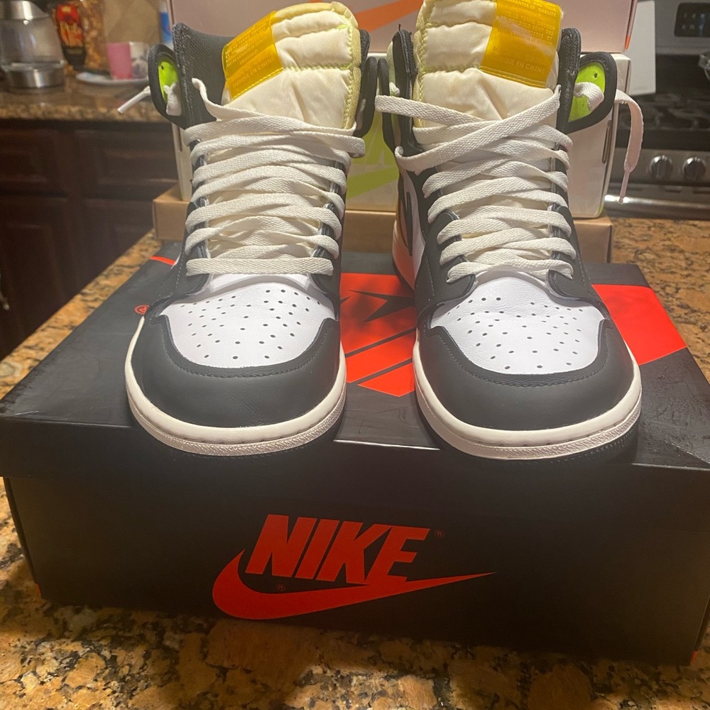 Air Jordan 1 Retro High OG 555088 118 Size 13 White/Black-Volt